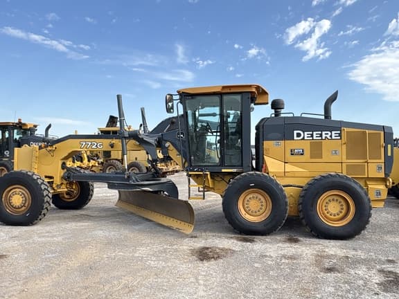2020 John Deere 772G on the lot
