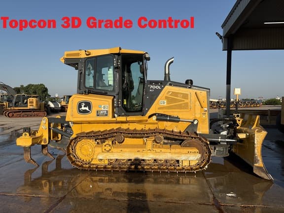 2022 John Deere 700L on the lot